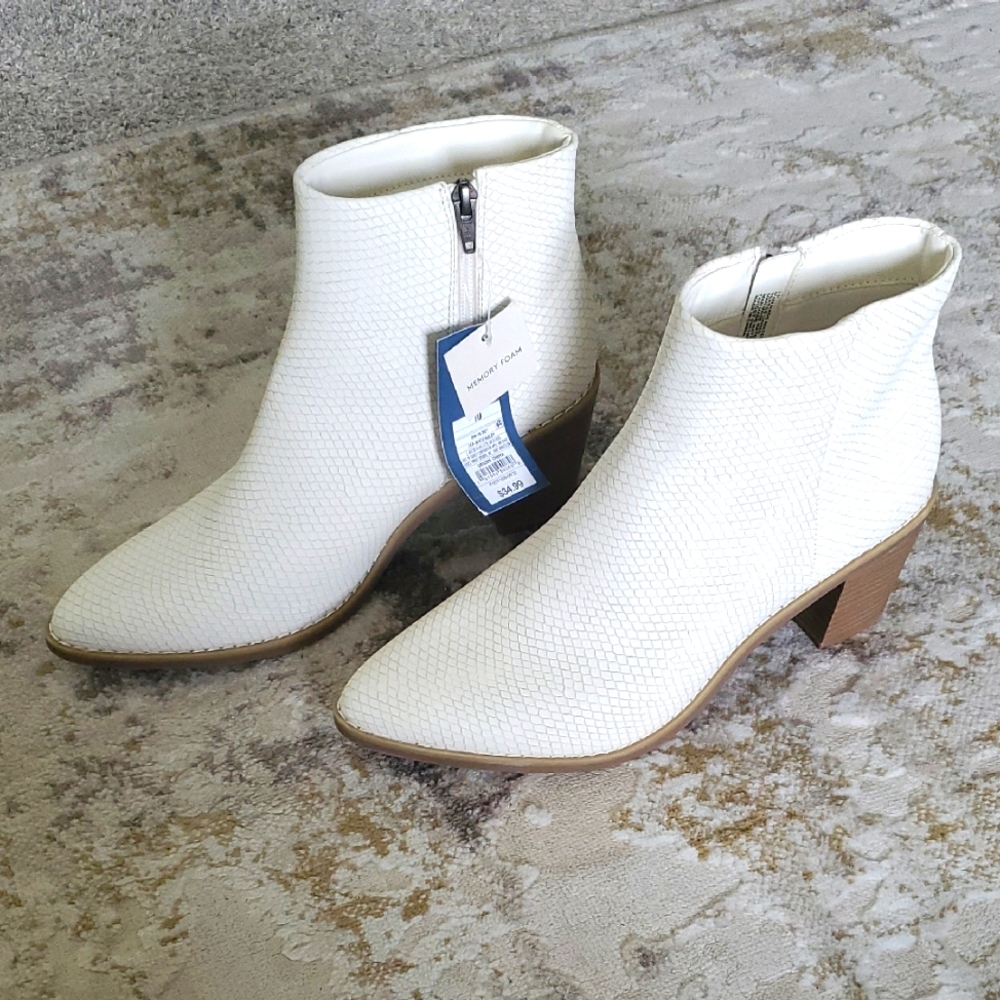 NWT Universal Thread Booties